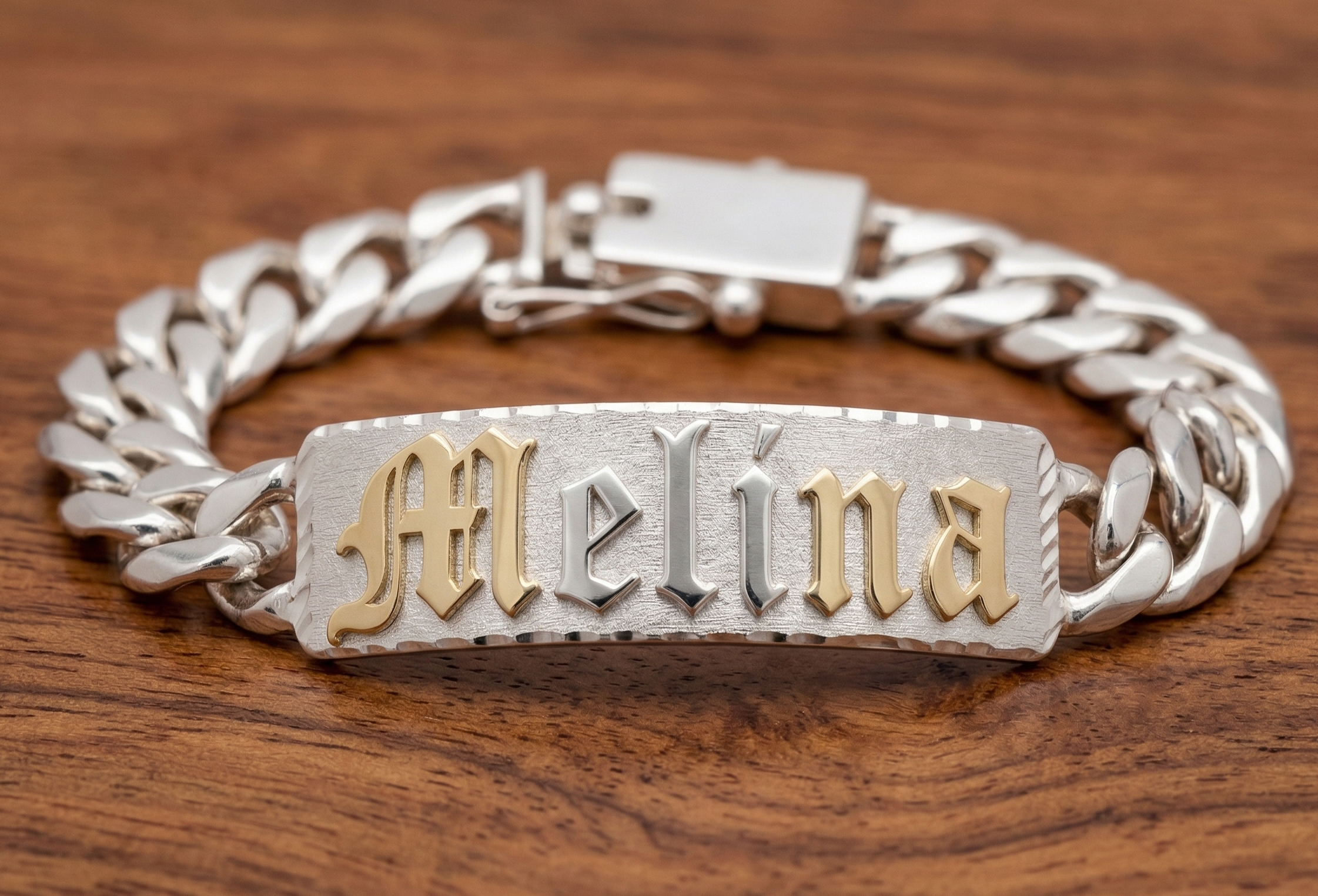 Manos artesanas martillando plata en Taxco